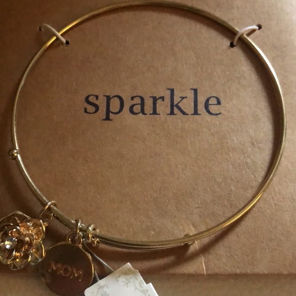 Dress Barn Jewelry - Vintage gold color bracelet extends says mom and has flower 🌸 charm
